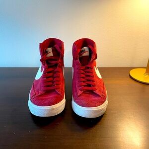 Nike kids blazer mid 77 suede
Cherry red 
5Y